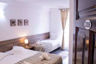 Отель Hotel Floare de Colt Мэнэстиря-Гуморулуй Двухместный номер с 2 отдельными кроватями и дополнительной кроватью-4