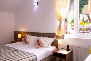 Отель Hotel Floare de Colt Мэнэстиря-Гуморулуй Двухместный номер с 2 отдельными кроватями-2